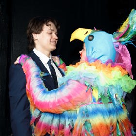 Po děkovačce vyskočil Daniel za Jasmínkou na podium a vyjádřil jí před objektivy fotografů obdiv.