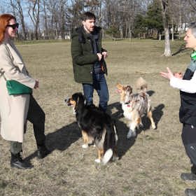 Rozhodli se proto oslovit trenérku Zdeňku Koldovou, která jim v parku Parukářka vysvětlila, jak s australským ovčákem pracovat. Sama přivedla svoji fenku Isabelku.