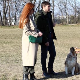 Nikol s Karlem vadí, že si jejich fenka často vynucuje pozornost nevhodnými způsoby. 