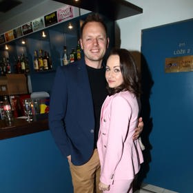 Na novou komedii se přišli podívat také manželé Jan a Marie Křížovi, kteří zde účinkují v muzikálech. Jan už si ale střihnul roli také v činohře s Janou Paulovou Lady Oscar.