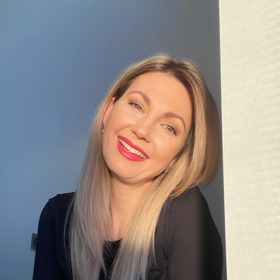 Půvabná moderátorka Sandra Pospíšilová (36), kterou mnozí znají pod dívčím jménem Parmová, upřednostňuje rtěnky značky MAC Cosmetics. Na fotce je nalíčená rtěnkou MAC MATTE v odstínu A23.