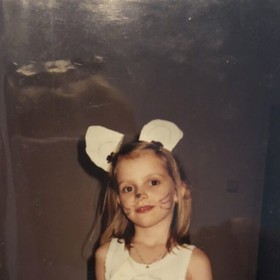 Tahle malá myška je herečka Štěpánka Fingerhutová.