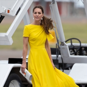 Kate Middleton v okouzlujících žlutých šatech, bílých lodičkách se zlatým detailem a bílým psaníčkem. Pokud byste si takový outfit, který je na jaro a léto jako stvořený, chtěla také pořídit, na českých e-shopech byste za něj zaplatila 4952 Kč.