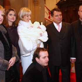 Holčička totiž byla velmi luxusně oblečena, nechyběly ani botičky značky Dior.