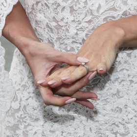 Zpěvačka Tereza Kerndlová se vdávala v roce 2013. Prstýnky měla osázené drahými kameny, manikúru v pastelovém růžovém odstínu.