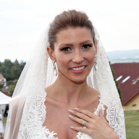 Náušnice zvolila Tereza Kerndlová poměrně masivní.