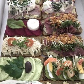 Tmavé pečivo, krevety, avokádo, červená řepa i smažená cibulka. Moderní chlebíčky koupíte např. v pražském bistru Sisters. 