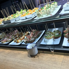 Originální chlebíčky/bagetky jsem ochutnala v Jindřišské ulici v podniku  Špejle. Na špejli tady servírují všechno, včetně teplé kuchyně a sladkých mini zákusků. 