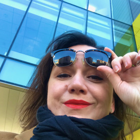 V naší redakci dámy nejčastěji volí výraznější odstíny rtěnek. Šéfredaktorka Markéta Behinová dává přednost rudým rtěnkám, mezi ty vůbec nejoblíbenější pak řadí tekutou rtěnku značky Yves Saint Laurent.