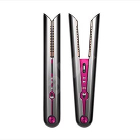 Můžete k tomu použít například rychlonahřívací žehlička na vlasy s pružnými destičkami ze slitiny mědi a manganu od značky Dyson za 11 490 Kč