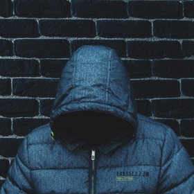 Počátkem roku 1987 začal australský Melbourne terorizovat "pan Krutý", jak jej nazvaly noviny Herald Sun. Celých pět let přepadával, unášel a znásilňoval malé děti. Pak najednou jeho řádění skončilo. Měl strach, že ho chytí?