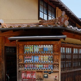 V Japonsku řádil v roce 1985 šílenec, který do nealkoholických nápojů z automatů aplikoval smrtelné dávky herbicidů. Láhev pak vždy nechal někde poblíž. Pokaždé se totiž našel někdo, kdo to vypil. Bilance: 10 mrtvých a 35 vážně zraněných.