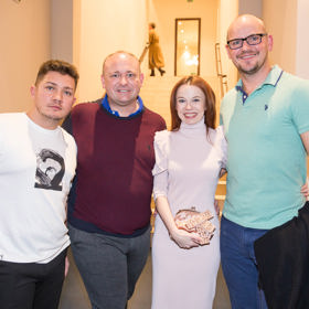 Herečka Bára Fišerová se na představení potkala se svými přáteli, kosmetikem Pitym (vlevo), jeho přítelem, kadeřníkem Vítkem Romancem (vpravo), a prezidentem soutěže Muž roku Davidem Novotným (druhý zleva).