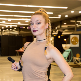 Markéta Šandová často nosí do společnosti zapletené vlasy. Na tvorbu složitých účesů ji ale neužije.
