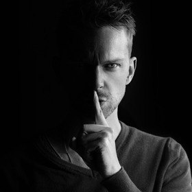 Zločin za bílého dne a nikdo nic neviděl? I to je možné. Ken Rex McElroy tak dlouho terorizoval obyvatele amerického města Skidmore, že se ho rozhodli zlikvidovat. Pak všichni, včetně místní policie, tvrdili, že absolutně netuší, kdo jej zastřelil.