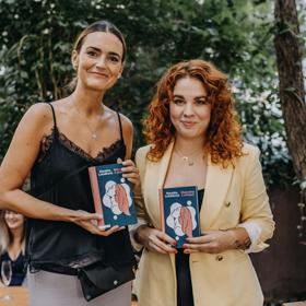 Markéta Lukášková (vpravo) pózuje se svou knihou Majonéza k snídani.