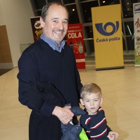 Viktor Preiss se svým vnukem Matoušem, synem Martina, na archivním snímku z roku 2014.
