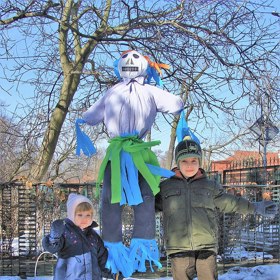 Jakmile je Morana utopena ve vodě, končí její nadvláda. Zima musí ustoupit jaru.