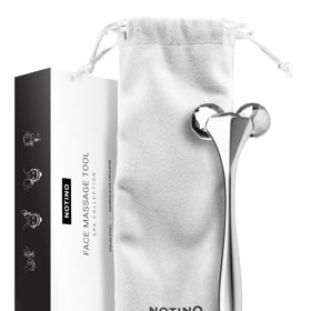 Masážní pomůcka na obličej ve tvaru písmene V se dvěma rolujícími válečky dokonale kopíruje kontury tváře a efektivně tak působí na vzhled pleti. Notino, 553 Kč