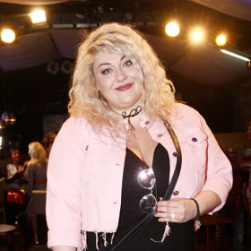 Zpěvačka Dannie Langoska je česká zpěvačka s řeckým kořeny. Dannie si potrpí na výraznější fashion kousky, ráda se také hezky líčí a často chodí do společnosti. Veselá a milá zpěvačka je ráda, když jí to za všech okolností sluší.