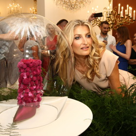 Jeho boty se ten večer vydražily právě ve prospěch její nadace. Jejich hodnota činila 135 000 korun.