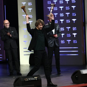 Zpěvák Dan Bárta hodil svoji cenu Anděl do Vltavy.