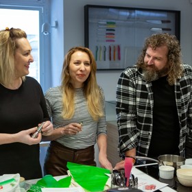 Pečení indiánků s Josefem Maršálkem a Zlatkou Otavovou si nenechala ujít ani moderátorka Tereza Bebarová.