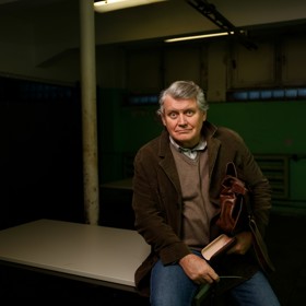 Miroslav Hanuš si v minisérii Podezření zahrál advokáta Nováka, životem unaveného muže, který ale klame zevnějškem. Ještě pořád se dovede zakousnout do případu.