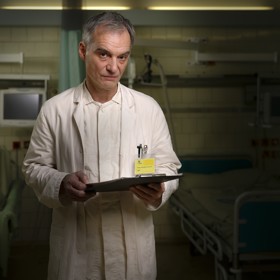 Pro primáře Vaculíka (Ivan Trojan) je na prvním místě pacient, ale snaží se také udržet prostředí na oddělení v klidu. 