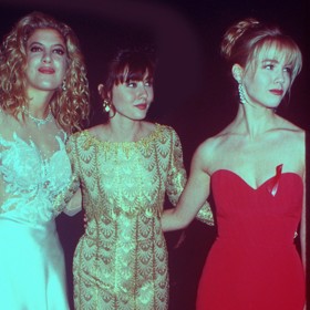 Zleva Tori Spelling, Shannen Doherty a Jennie Garth v době, kdy natáčely kultovní seriál Beverly Hills 90210. Jennie se díky postavě Kelly stala idolem milionů dospívajících mužů.