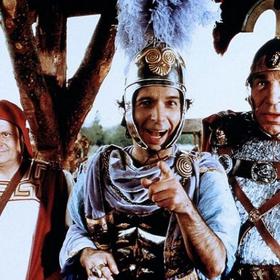 Asterix a Obelix byl v době uvedení (rok 1999) nejdražší snímek francouzské kinematografie. Vyšel na 42 milionů dolarů.