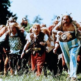 Gérard Depardieu doplatil na své slabosti. Kvůli opilosti se mu přihodila nepříjemná nehoda. Boural na motorce a natáčení zdržel o šest týdnů.