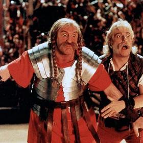 Asterix a Obelix: Kamarádi Asterix (Christian Clavier) a Obelix (Gérard Depardieu) musí ubránit svůj domov před římskými kolonizátory. V sázce je hodně, neboť jde o poslední galskou vesničku vzdorující nátlaku uzurpátorů...