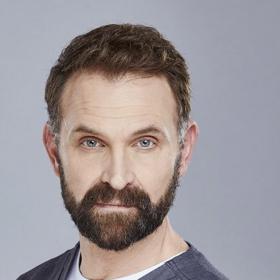 Ondřej Frank (Tomáš Maštalír): hlavní postava seriálu. Primář na oddělení speciální diagnostiky, který po úrazu hlavy přijde o část svých vzpomínek.