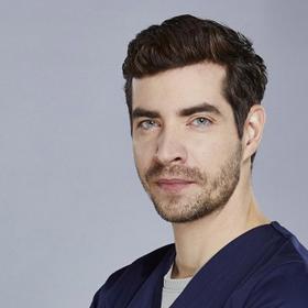 Adam Štraus (Ivan Lupták): Mladý a trochu lehkovážný lékař milující ženy, silné motorky a večírky.