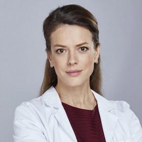 Eva Ulmanová (Andrea Růžičková): Lékařka, pro kterou je medicína a práce na oddělení naprosto vším.