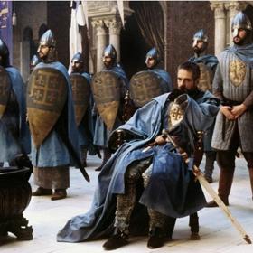 Pro film Království nebeské bylo vyrobeno 7500 zbraní, 250 kuší, 20 000 šípů a 3000 štítů.