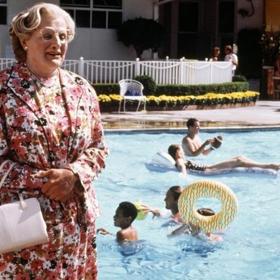 V české verzi komedie Táta v sukni propůjčil Robinu Williamsovi hlas Viktor Preiss. Jeho výkon mu přinesl Cenu Františka Filipovského.