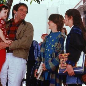 Táta v sukni: Daniel Hillard (Robin Williams) má potíže. Hrozí mu, že se kvůli rozvodu bude smět vídat se svými dětmi jen jednou týdně. Přestrojí se v postarší britskou dámu a začne pracovat jako jejich chůva...
