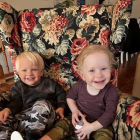 První jarní den, kamarádi Anna a Josef s úsměvem vyhlížejí jaro.