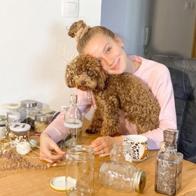 Anna Kadeřávková se svým chlupatým parťákem.