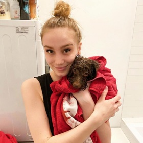 Herečka Anna Kadeřávková si pořídila pejska rasy pudl toy.