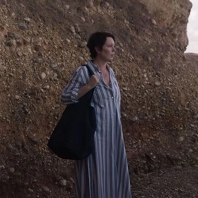 Vyvolá to v ní vzpomínky na nelehké období, kdy se sama stala matkou. Teď jsou její dcery už samostatné, ale místo stesku pociťuje úlevu. A klade si otázku, jestli je to správné.