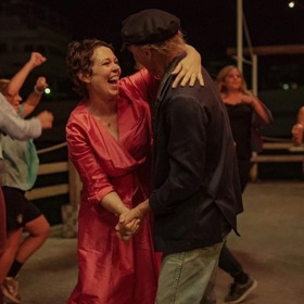 Temná dcera je adaptace stejnojmenného románu Eleny Ferrante, kterou u nás proslavila série románů Geniální přítelkyně.