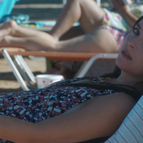 Nině se ztratí tříletá dcera, ale Leda ji pomůže najít. 