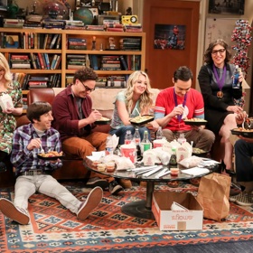 Teorie velkého třesku se sice z původně nerdovského seriálu stala víc vztahovým sitcomem, ale na popularitě jí to neubralo.