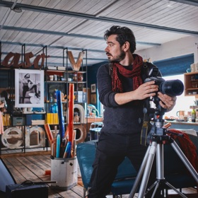 Vojtěch Kotek si ve filmu Betlémské světlo poprvé zahrál dvojroli - Matěje a Mária. Když se kvůli prvnímu z nich musel oholit, připadal si prý obnažený a o deset let mladší.