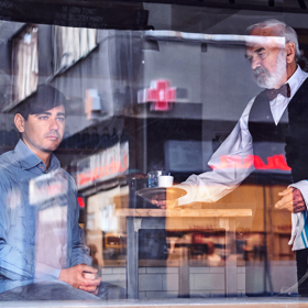 Jenže Šejnohu pronásledují postavy z jeho příběhů a dožadují se, aby o nich vyprávěl dál. A tak se třeba z uťáplého Matěje (Vojtěch Kotek)...