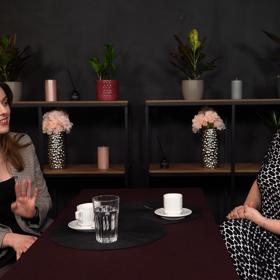 Herečka Štěpánka Fingerhutová přijala pozvání Milušky Bittnerové do talkshow Na kafeečko.
