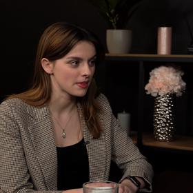 Povídaly si spolu o Štěpánčině dětství, rozvodu rodičů, začátku kariéry i poruše příjmu potravy, která herečku postihla během dospívání.